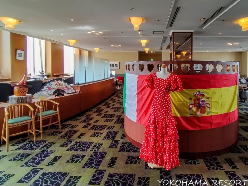 スペイン＆イタリア料理のランチブッフェ会場にフラメンコと両国の国旗