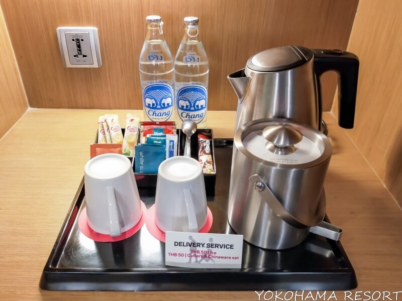 電気ポット、アイスペール、瓶の水２本、コーヒーカップ２つ、ティーバッグとインスタントコーヒーのセット