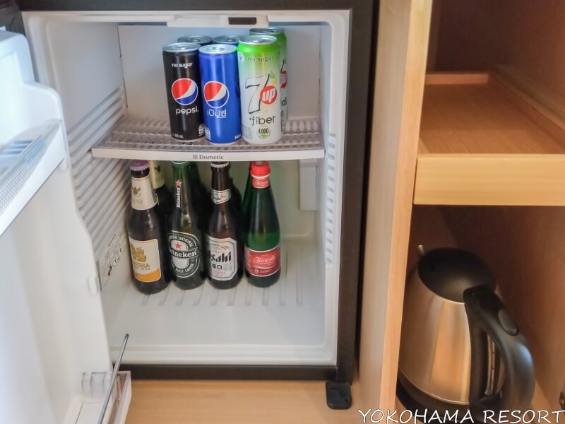 ミニ冷蔵庫の中に瓶のアルコール類や缶のソフトドリンク類が入っている