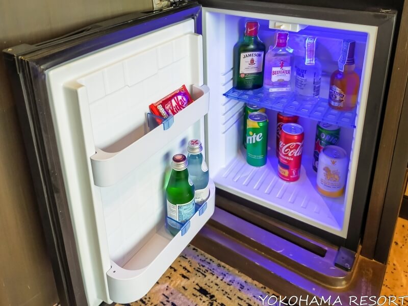 アルコール類やソフトドリンクがたくさん入ったミニ冷蔵庫