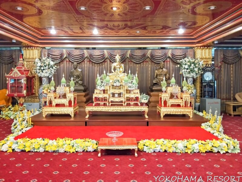ワット・パクナム寺の白い仏塔内にある仏像
