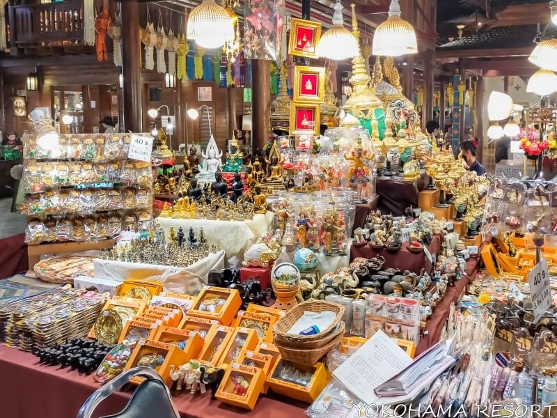 仏像、仏塔、ゾウなどタイらしい置物が並ぶ雑貨店