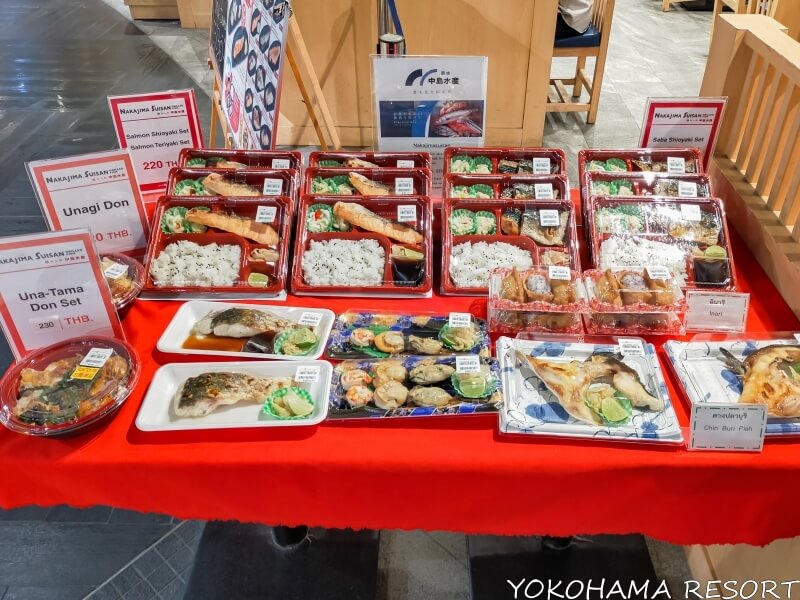 日本と変わらない魚の入ったお弁当が並ぶ