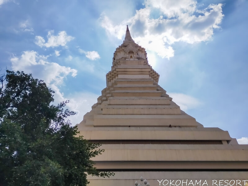 ワット・パクナム寺の白い仏塔