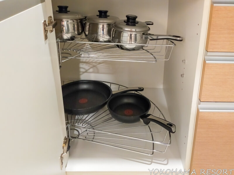 キッチン下の棚に鍋３つ、 フライパン２つ
