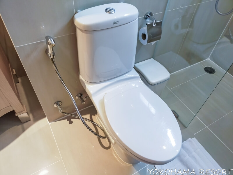 タイ式ハンドシャワーの付いたトイレ