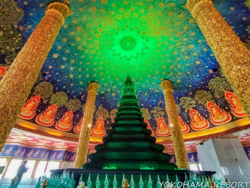ワット・パクナム寺のエメラルドの仏塔
