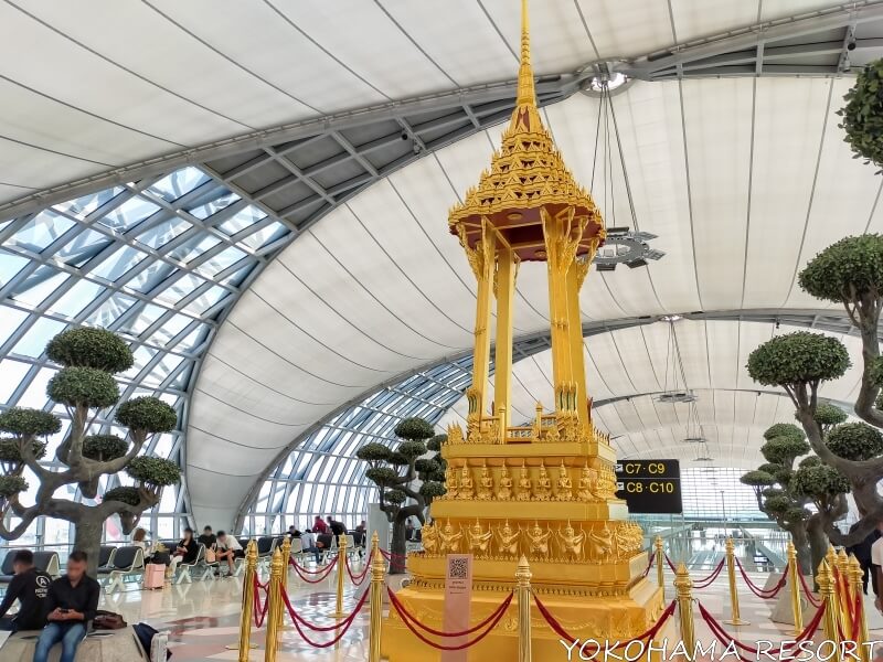 コンコース内に置かれた金の仏塔