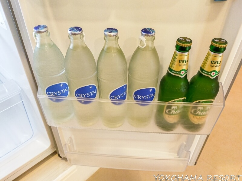 冷蔵庫に瓶の水４本と緑の瓶のビール２本