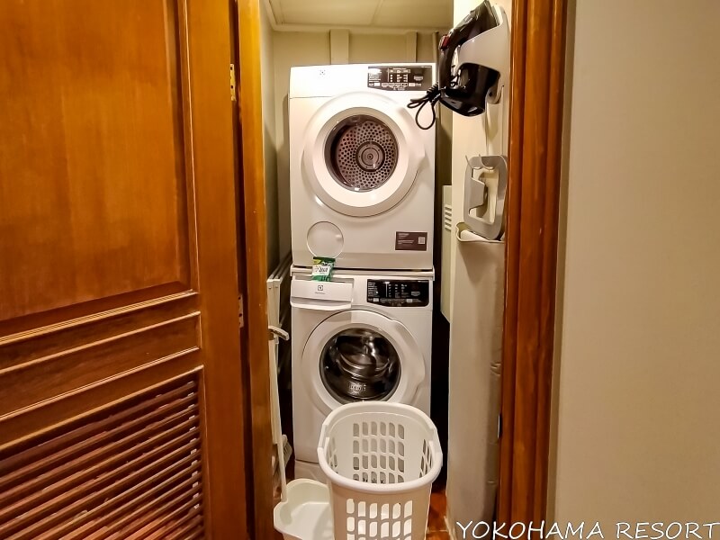 白い洗濯機・乾燥機、洗濯籠、アイロンとアイロン台