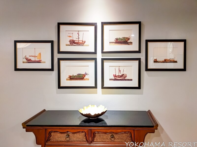 壁に船の絵が６枚飾られている