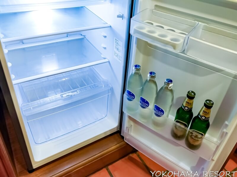冷蔵庫に水３本とビール２本