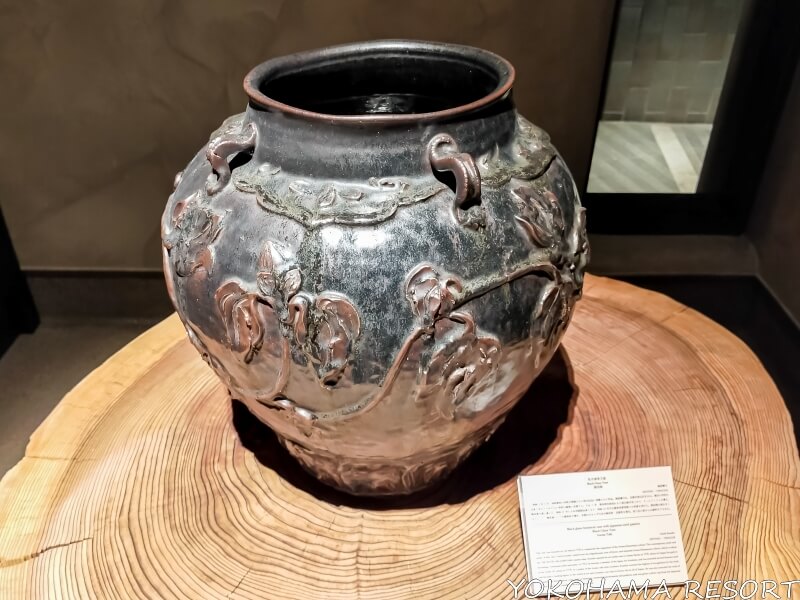 ロビーに置かれた粟田焼の大きな壺