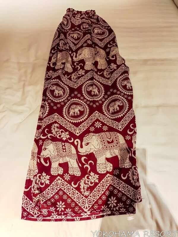 ラマ９世駅近くの露店で買ったゾウの模様のアラジンパンツ