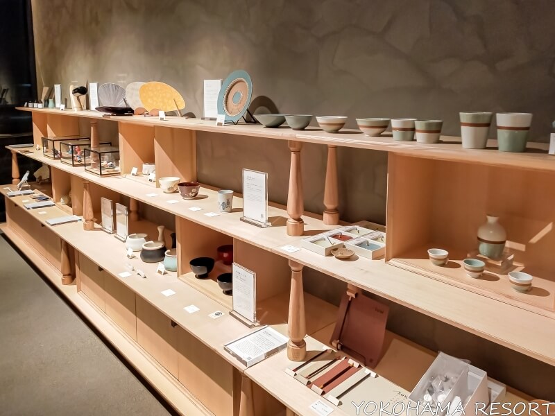 Craft Editionsというショップに並ぶ陶器や扇子など
