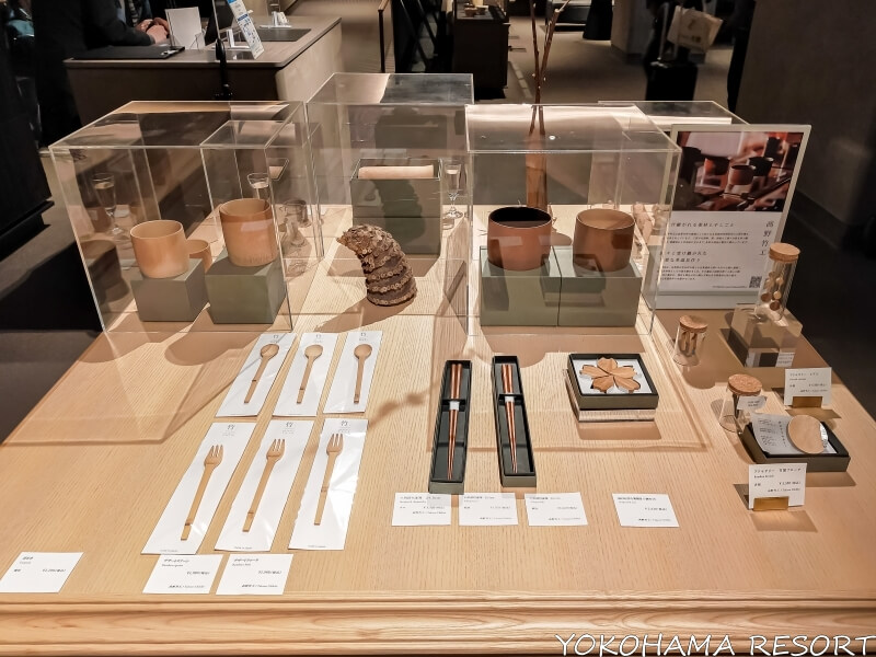Craft Editionsというショップに並ぶ木製の箸など食器類
