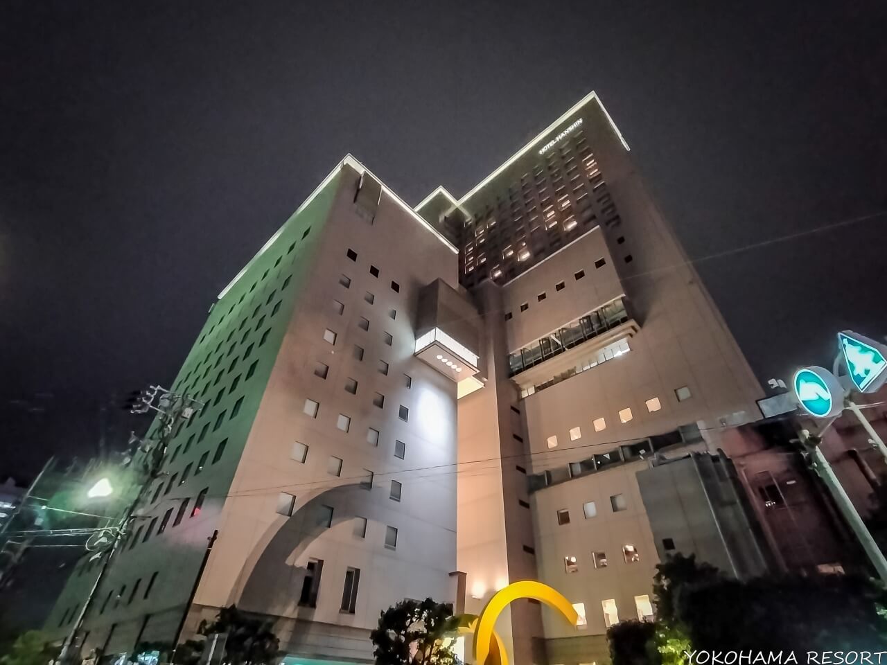 夜ライトアップされたホテル建物