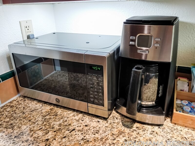 キッチン台に置かれた電子レンジとコーヒーメーカー