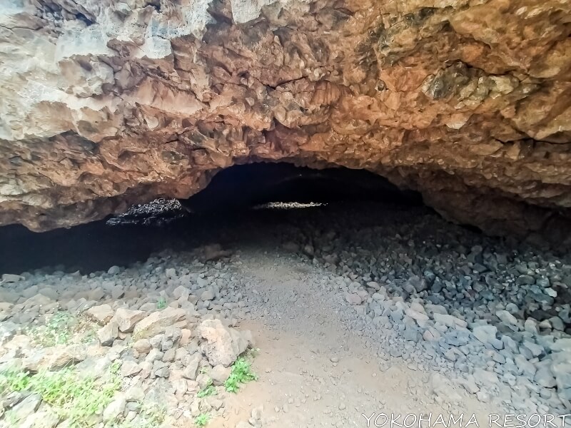 溶岩の間にある洞窟