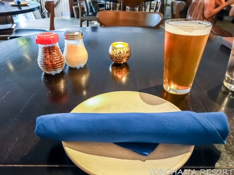 テーブルの上に皿とビール