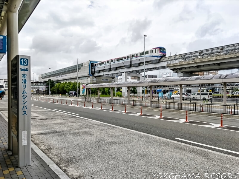 空港リムジンバス乗り場から見えるモノレール大阪空港駅