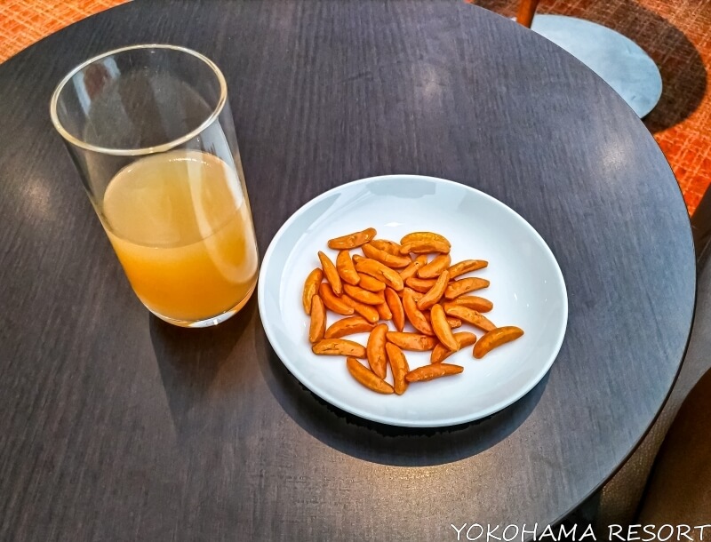 オレンジジュースと柿の種