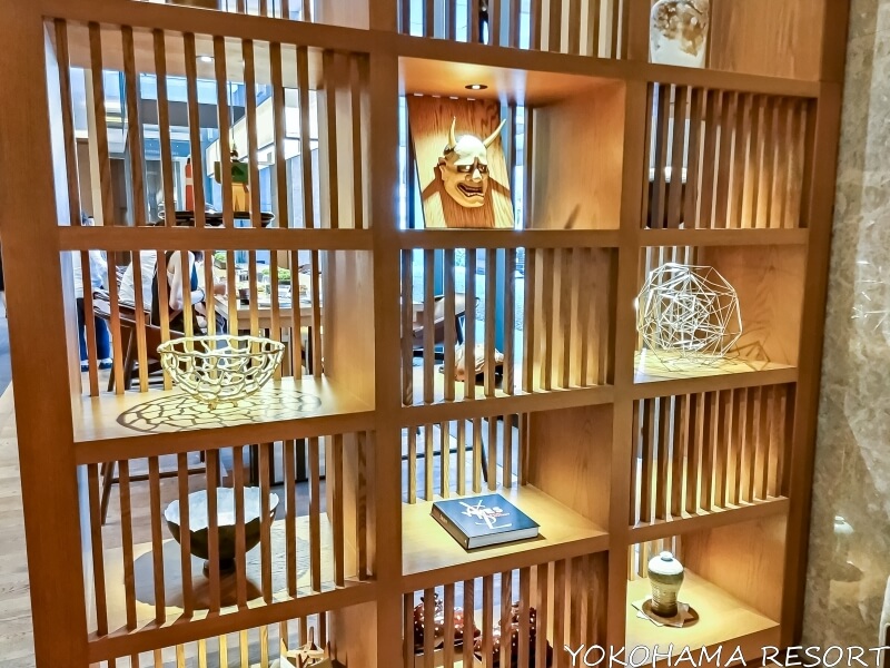 木製の格子の棚に並べられた日本的なオブジェ
