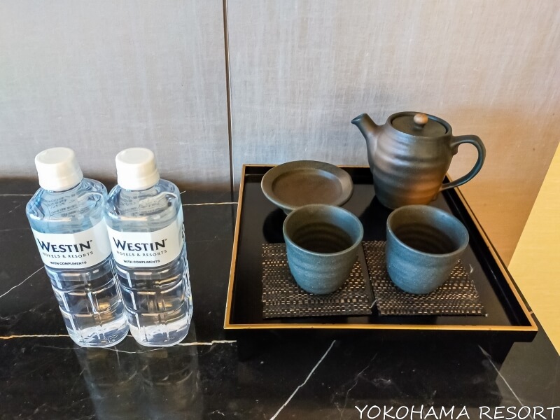 水２本と茶器