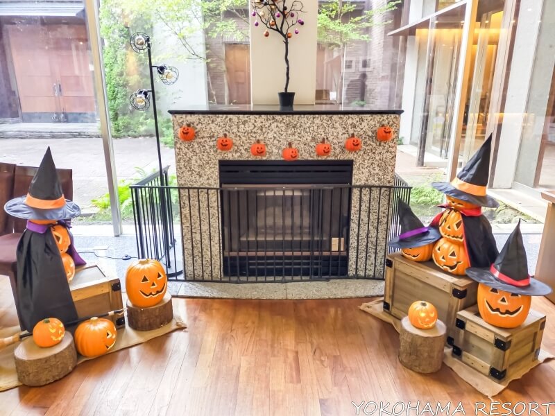 暖炉の周りにハロウィンの装飾
