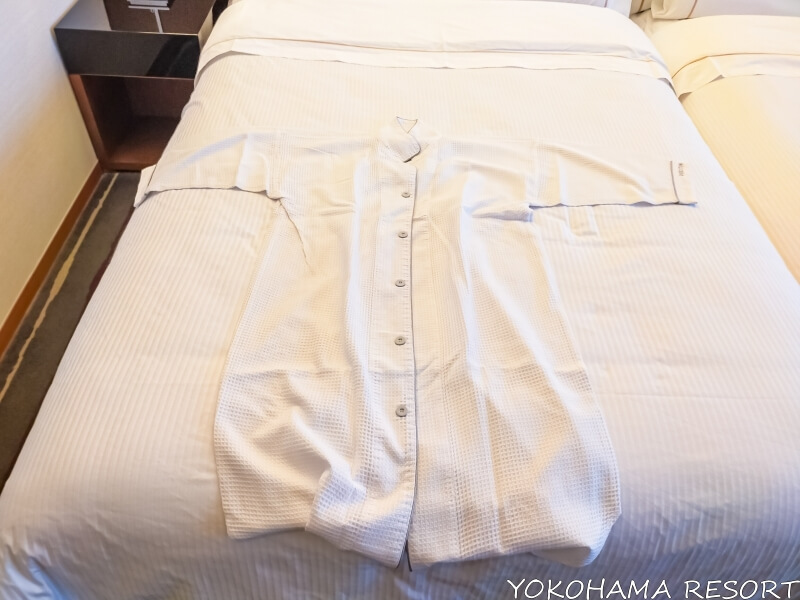 ベッドの上に広げたパジャマ