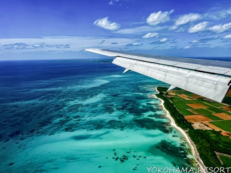 宮古空港着陸直前の青い海の景色
