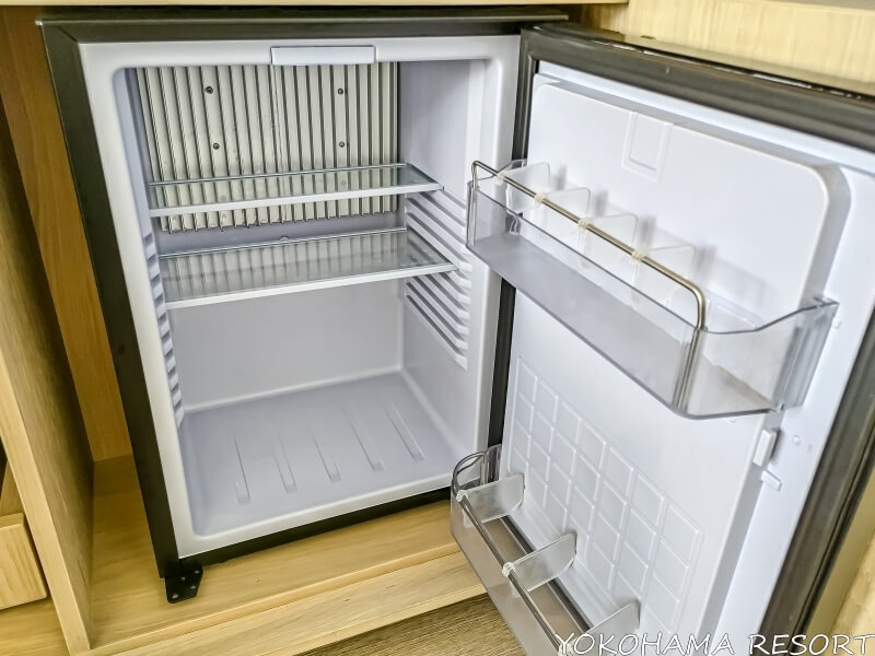 空っぽのミニ冷蔵庫