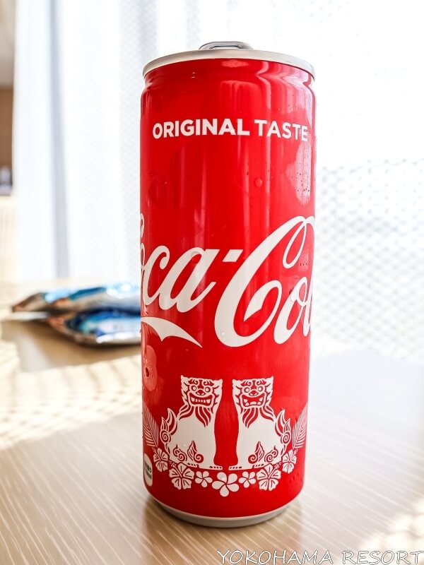 シーサーの絵が描かれた缶のコカ・コーラ