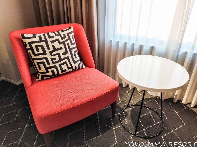 赤いソファーと丸テーブル