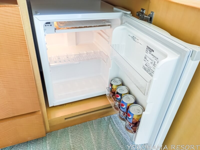 ミニ冷蔵庫中にペプシコーラ４缶
