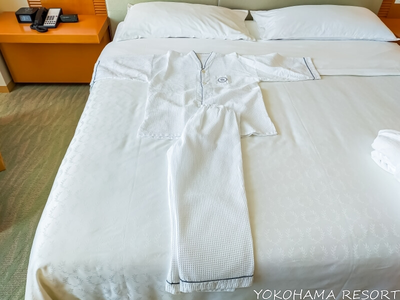 白いセパレートタイプのパジャマ