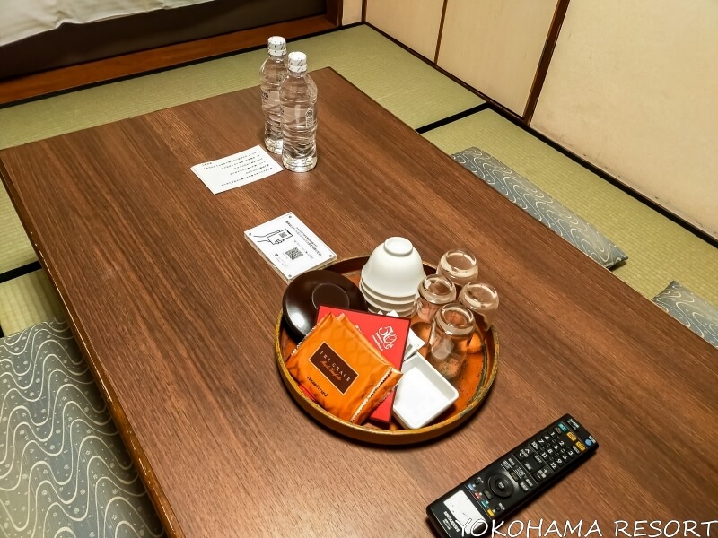 和室のテーブルにお茶菓子と水２本