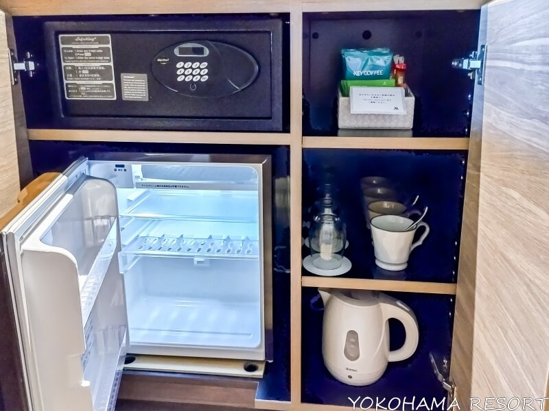 金庫、ミニ冷蔵庫、お茶セット、カップ類、電気ケトル