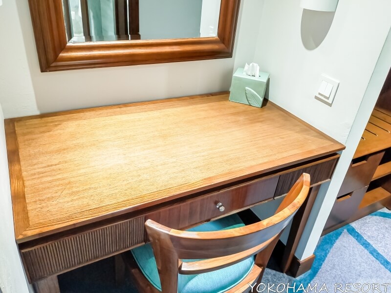 ベッドルームのデスク