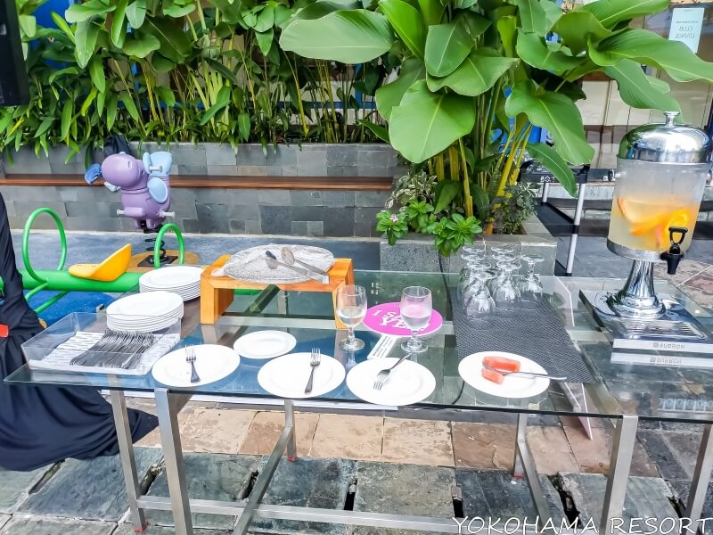 プールサイドのドリンクとフルーツ