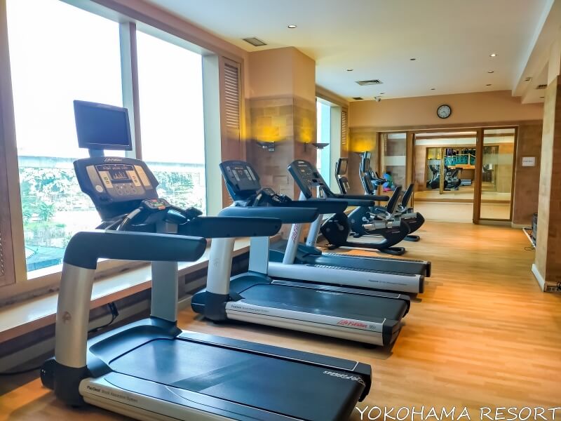 フィットネスセンターのマシーン