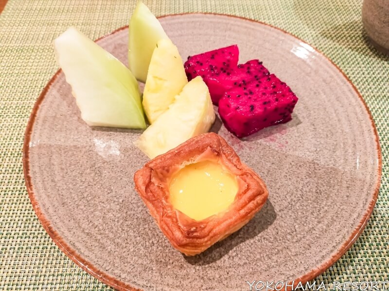 甘いパンとフルーツ