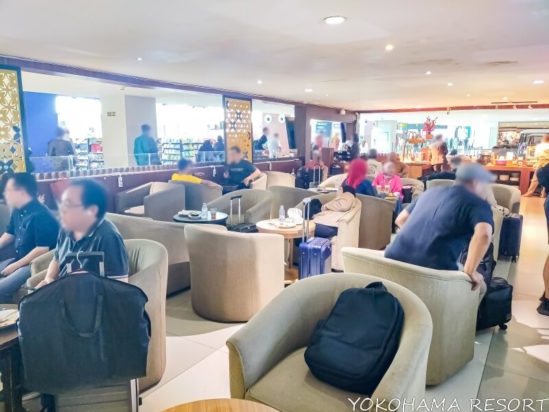 ブルースカイ・プレミア・ラウンジのソファー席