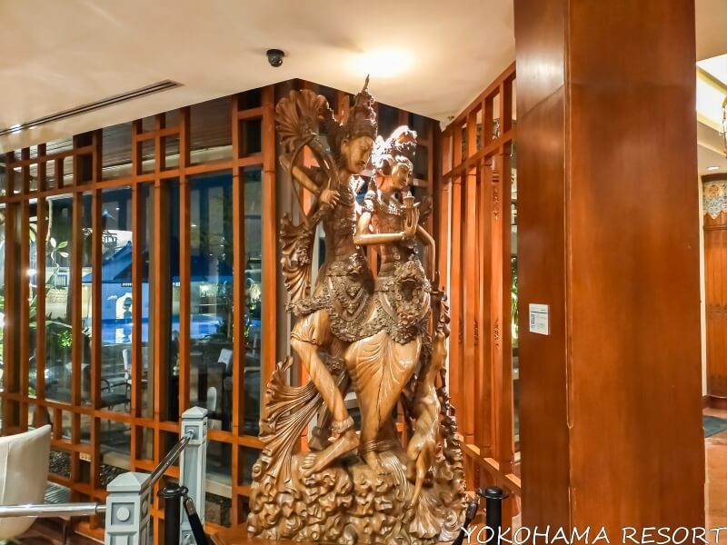 クラブラウンジ入口の彫刻