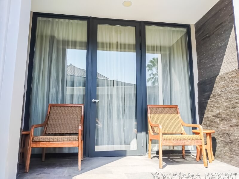 バルコニーに置かれたイス