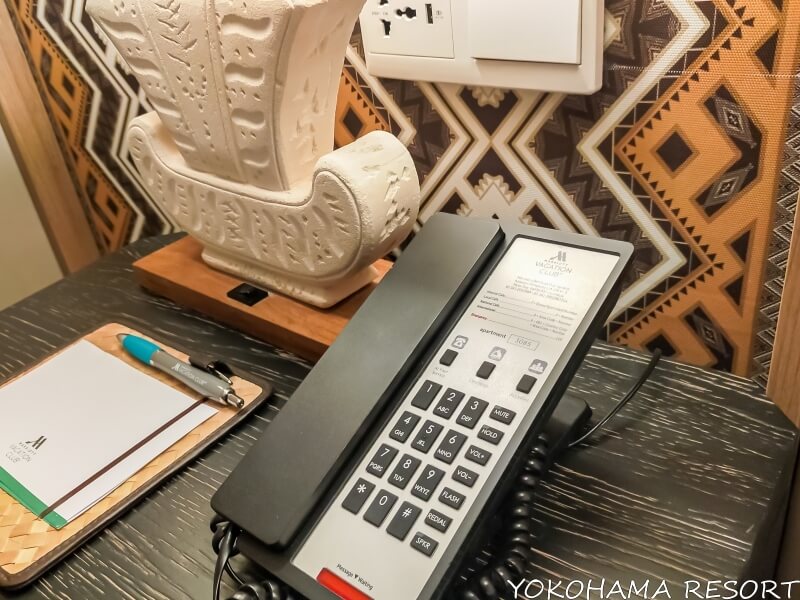 ベッドサイドの電話とメモ帳