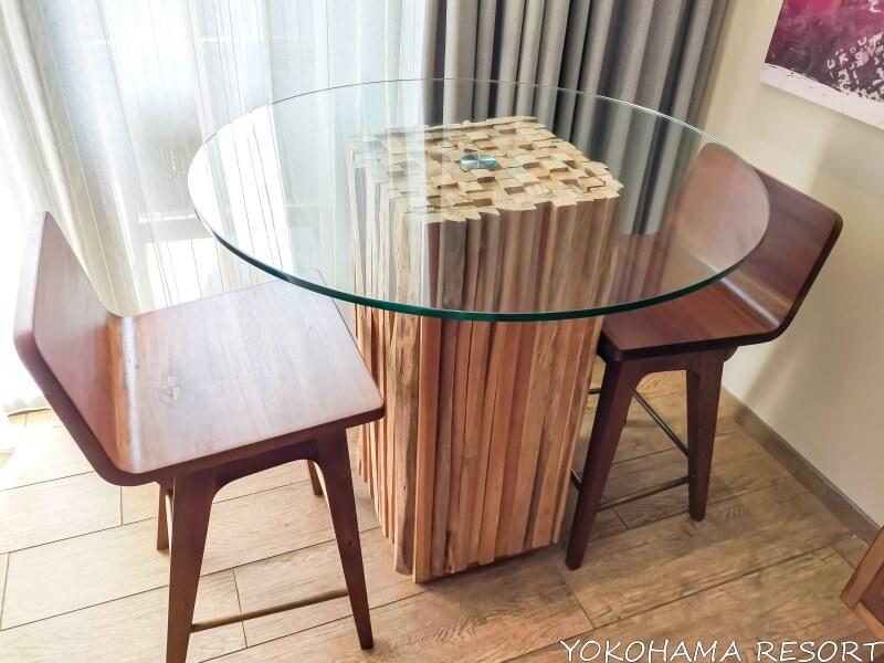 テーブルとイス