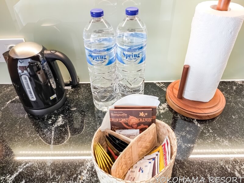 キッチンペーパー、ミネラルウォーター、電気ポット、コーヒーとティーバッグ