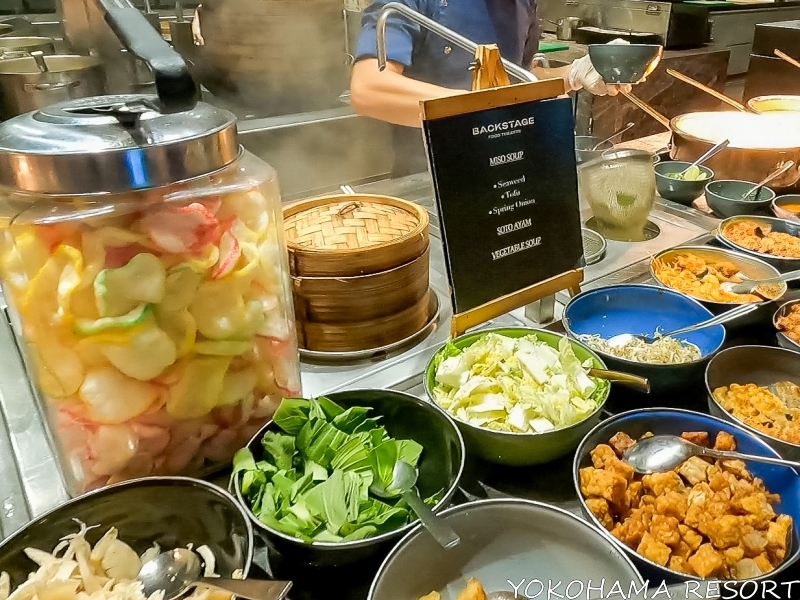 味噌汁、ソトアヤム、野菜スープコーナー
