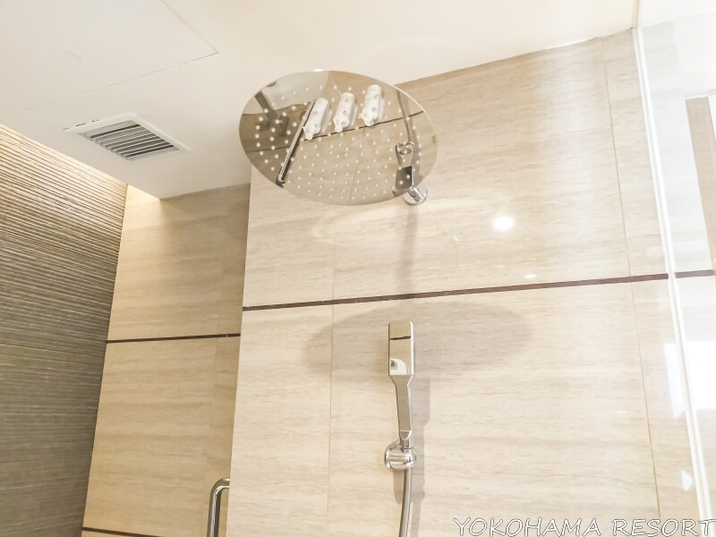 オーバーヘッドシャワーとハンドシャワー